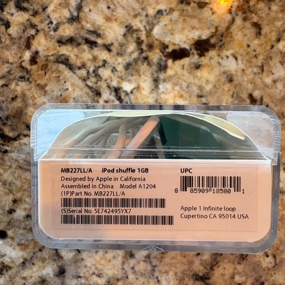 LIKE NEW Apple IPod Shuffle - Picture 5 of 7